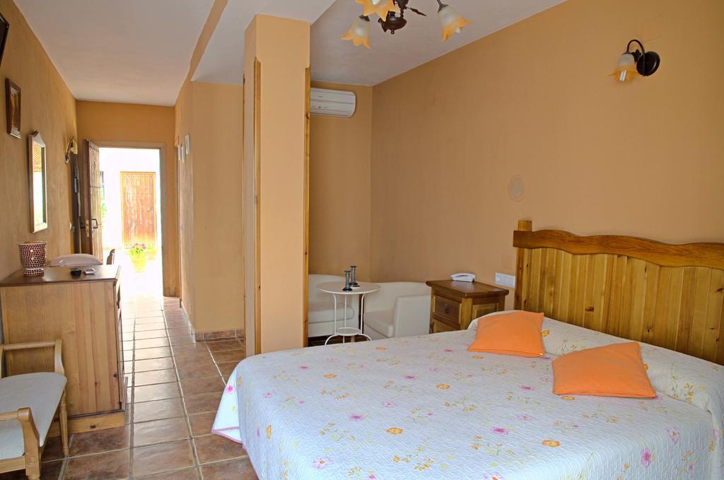 Hotel Posada Casas Viejas Беналуп-Касас-Вієхас Номер фото